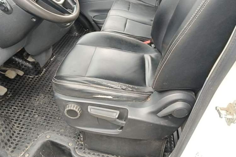 Used SAIC MAXUS Xintu V80 2023 2.0T Manual Classic Aoyuntong Short Wheelbase Mid-Roof 5/6-Seater Left Front Seat