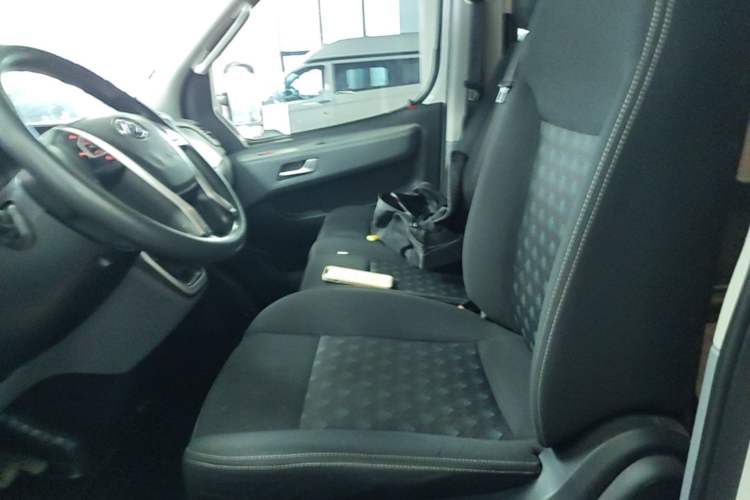 Used SAIC MAXUS Xintu V80 2023 2.0T Manual Classic Aoyuntong Long Wheelbase Mid-Height 6/7/8/9-Seater Left Front Seat