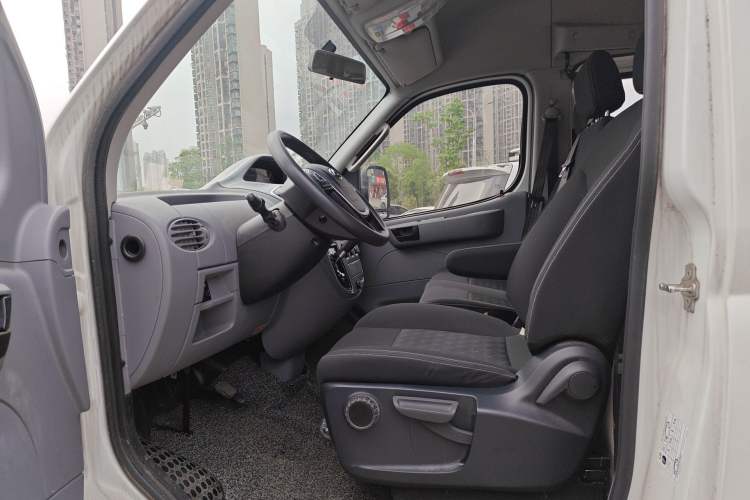 Used SAIC MAXUS Xintu V80 2023 2.0T AMT Classic Aoyuntong Short Wheelbase Mid-Roof 5/6-Seater Left Front Seat