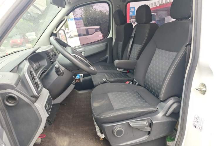 Used SAIC MAXUS Xintu V80 2023 2.0T Manual Classic Aoyuntong Long Wheelbase Mid-Height 6/7/8/9-Seater Left Front Seat