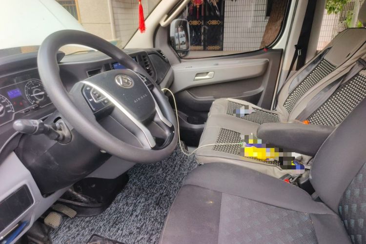 Used SAIC MAXUS Xintu V80 2023 2.0T AMT Classic Aoyuntong Power Version Short Wheelbase Ultra-Low Roof 5/6-Seater Left Front Seat