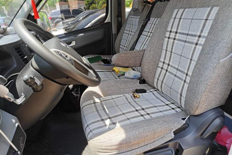 Used SAIC MAXUS Xintu V80 2023 2.0T AMT Classic Aoyuntong Power Version Short Wheelbase Ultra-Low Roof 5/6-Seater Left Front Seat