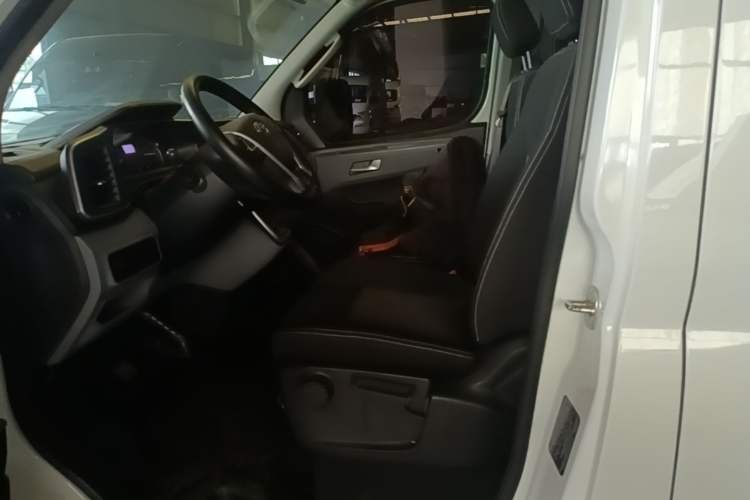 Used SAIC MAXUS Xintu V80 2023 2.0T Manual Classic Aoyuntong Short Wheelbase Ultra-Low Roof 7/8/9-Seater Left Front Seat