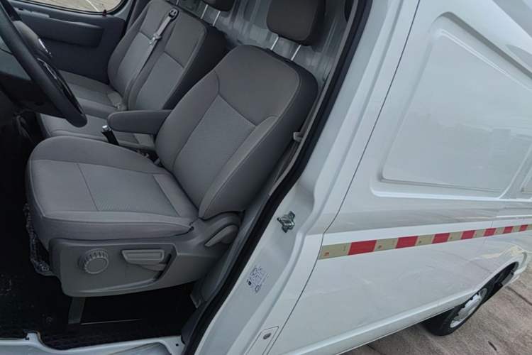 Used SAIC MAXUS Xintu V80 2023 2.0T Manual Classic City Delivery King Long Wheelbase Mid-Roof 3-Seater Left Front Seat