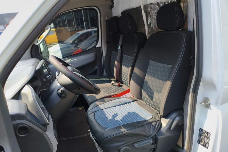 Used SAIC MAXUS Xintu V80 2023 2.0T Manual Classic Aoyuntong Short Wheelbase Ultra-Low Roof 5/6-Seater Left Front Seat