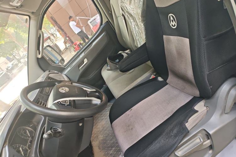 Used SAIC MAXUS Xintu V80 2023 2.0T Manual Classic City Delivery King Short Wheelbase Mid-Roof 3-Seater Left Front Seat
