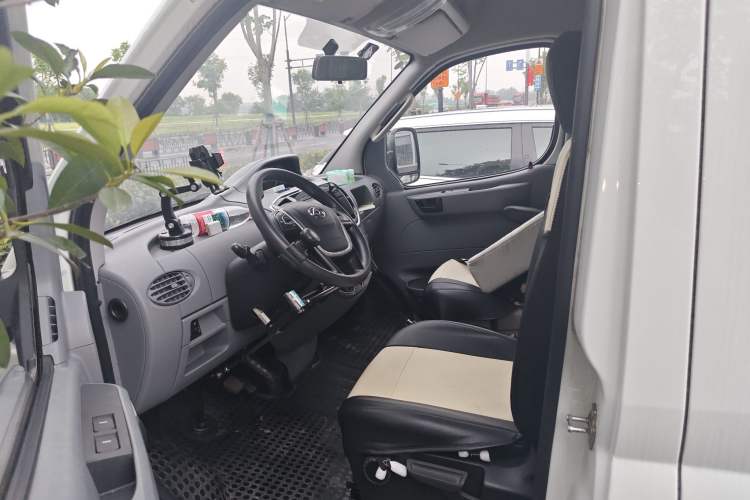 Used SAIC MAXUS Xintu V80 2023 2.0T AMT Classic Aoyuntong Short Wheelbase Mid-Roof 5/6-Seater Left Front Seat