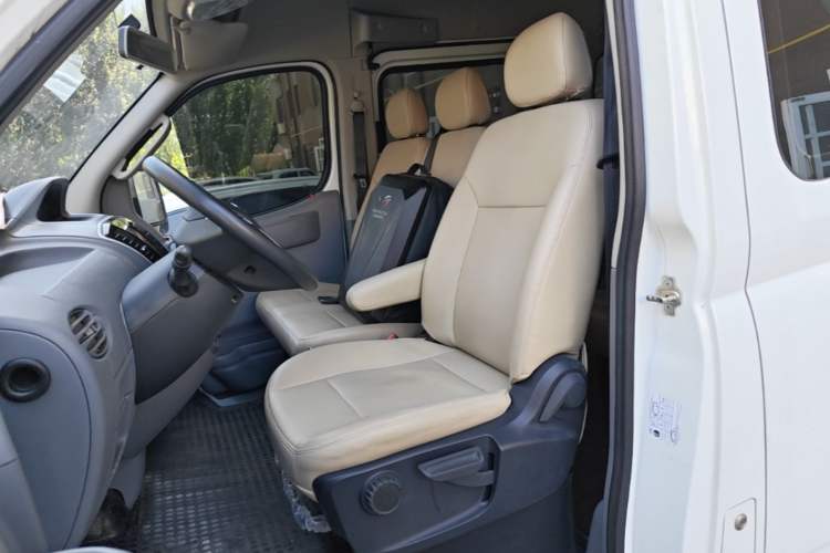 Used SAIC MAXUS Xintu V80 2023 2.0T AMT Classic Aoyuntong Short Wheelbase Mid-Roof 7/8/9-Seater Left Front Seat