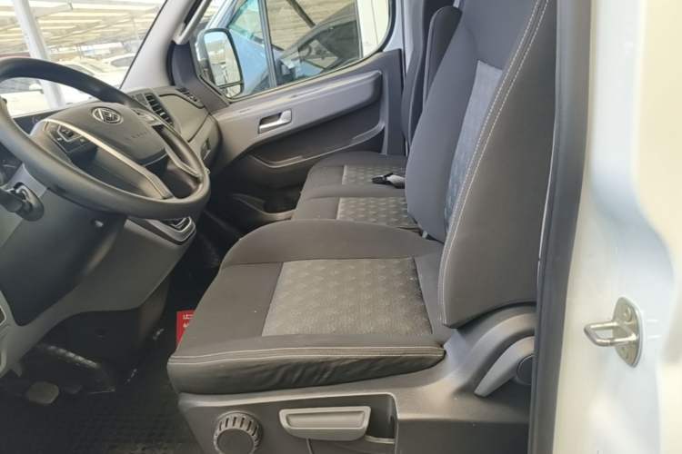 Used SAIC MAXUS Xintu V80 2023 2.0T AMT Classic Aoyuntong Short Wheelbase Mid-Roof 5/6-Seater Left Front Seat