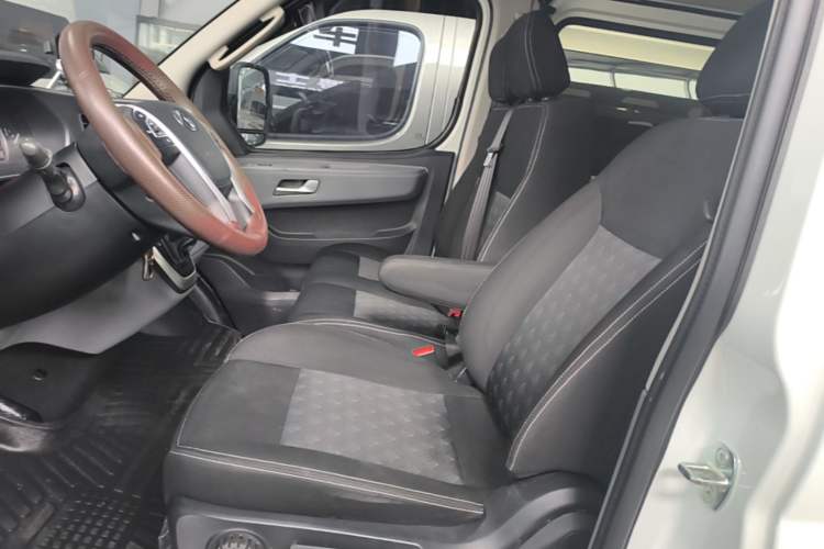 Used SAIC MAXUS Xintu V80 2023 2.0T AMT Classic Aoyuntong Short Wheelbase Mid-Roof 5/6-Seater Left Front Seat