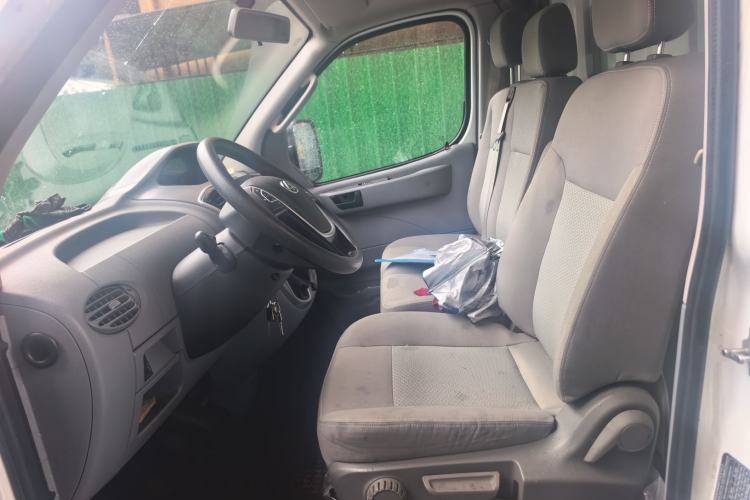 Used SAIC MAXUS Xintu V80 2023 2.0T Manual Classic City Delivery King Short Wheelbase Ultra-Low Roof 3-Seater Left Front Seat