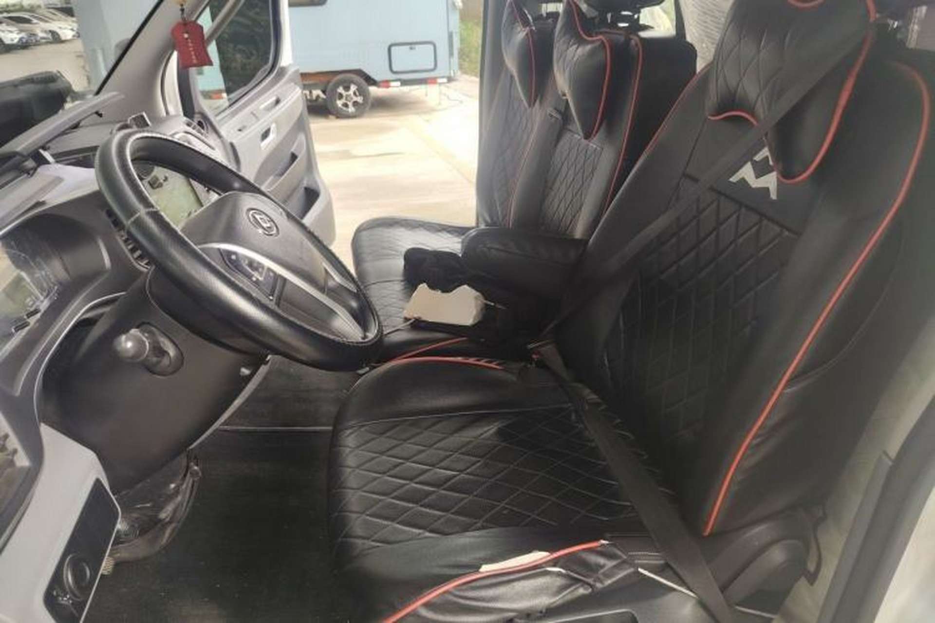 Used SAIC MAXUS Xintu V80 2023 2.0T Manual Classic Aoyuntong Short Wheelbase Ultra-Low Roof 5/6-Seater Left Front Seat