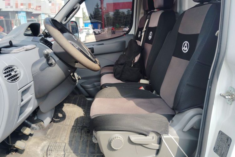 Used SAIC MAXUS Xintu V80 2023 2.0T Manual Classic City Delivery King Short Wheelbase Ultra-Low Roof 3-Seater Left Front Seat