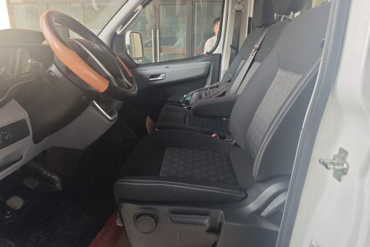 Used SAIC MAXUS Xintu V80 2023 2.0T Manual Classic Aoyuntong Power Version Short Wheelbase Mid-Height 5/6-Seater Left Front Seat