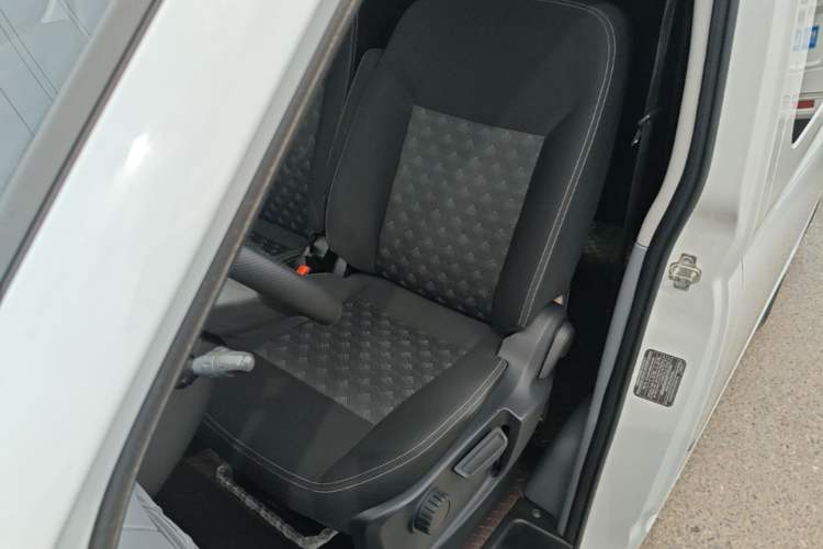 Used SAIC MAXUS Xintu V80 2023 2.0T Manual Classic Aoyuntong Short Wheelbase Ultra-Low Roof 5/6-Seater Left Front Seat