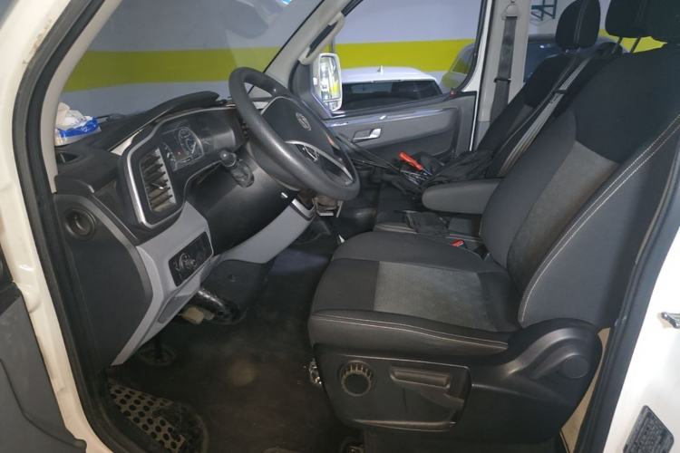 Used SAIC MAXUS Xintu V80 2023 2.0T AMT Classic Aoyuntong Power Version Short Wheelbase Ultra-Low Roof 5/6-Seater Left Front Seat