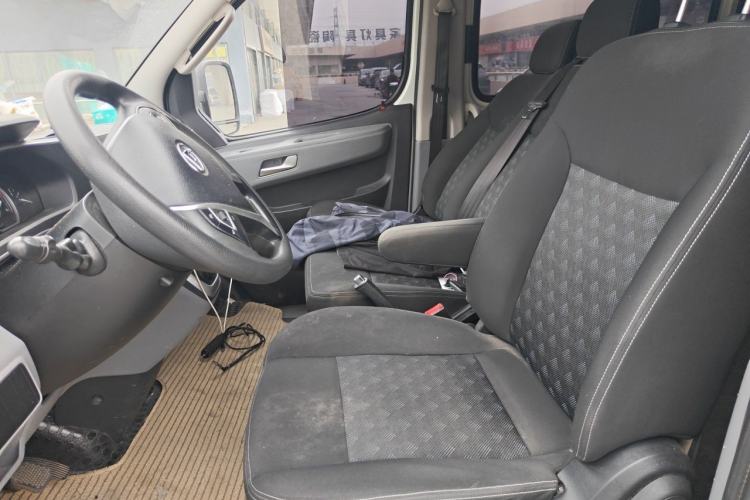 Used SAIC MAXUS Xintu V80 2023 2.0T AMT Classic Aoyuntong Long Wheelbase Ultra-Low Roof with 6/7/8/9 Seats Left Front Seat