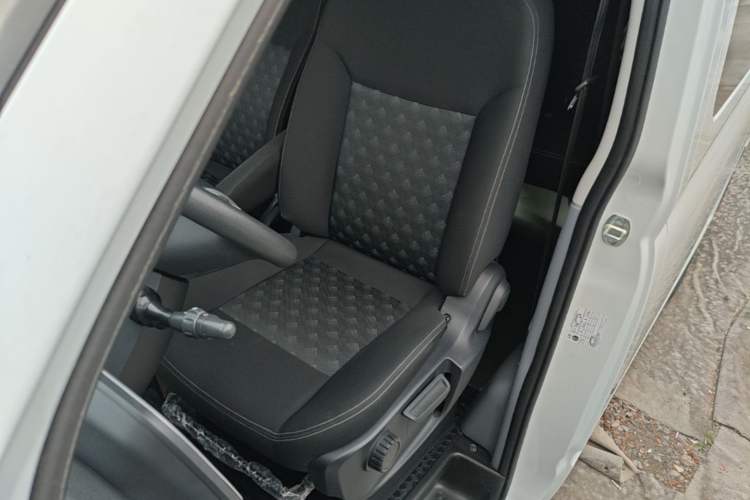 Used SAIC MAXUS Xintu V80 2023 2.0T Manual Classic Aoyuntong Short Wheelbase Mid-Roof 5/6-Seater Left Front Seat