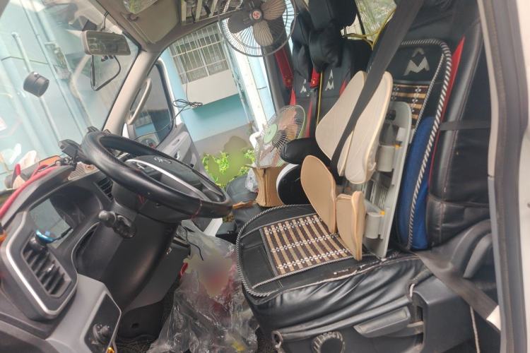 Used SAIC MAXUS Xintu V80 2023 2.0T Manual Classic Aoyuntong Power Version Long Wheelbase Mid-Roof Design 6/7/8/9-Seater Left Front Seat