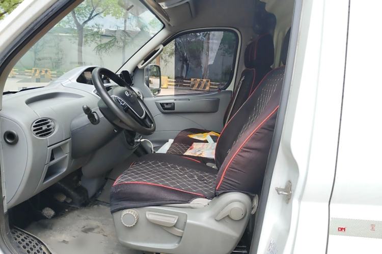 Used SAIC MAXUS Xintu V80 2023 2.0T Manual Classic City Delivery King Long Wheelbase Mid-Roof 3-Seater Left Front Seat