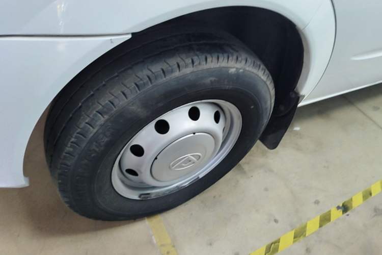 Used SAIC MAXUS Xintu V80 2023 2.0T Manual Classic Aoyuntong Long Wheelbase Mid-Height 6/7/8/9-Seater Left Front Wheel Hub