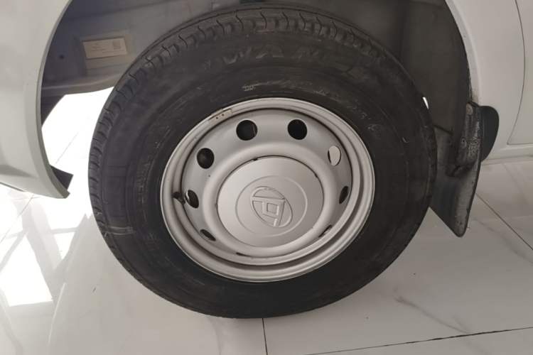 Used SAIC MAXUS Xintu V80 2023 2.0T Manual Classic Aoyuntong Short Wheelbase Mid-Roof 5/6-Seater Left Front Wheel Hub