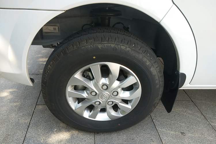 Used SAIC MAXUS Xintu V80 2023 2.0T PLUS AMT All-Rounder Short Wheelbase Mid-Roof 5/6-Seater Left Front Wheel Hub