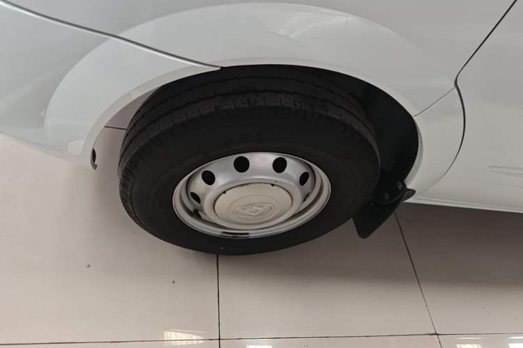 Used SAIC MAXUS Xintu V80 2023 2.0T Manual Classic Aoyuntong Short Wheelbase Mid-Roof 5/6-Seater Left Front Wheel Hub