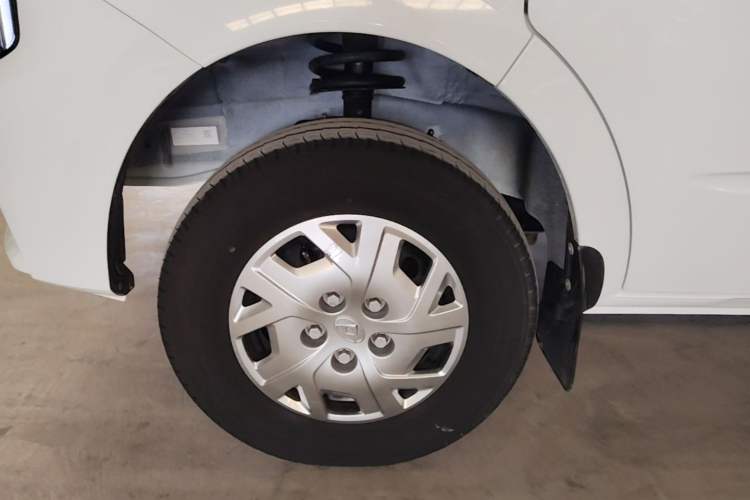 Used SAIC MAXUS Xintu V80 2023 2.0T Manual Classic Aoyuntong Short Wheelbase Mid-Roof 5/6-Seater Left Front Wheel Hub