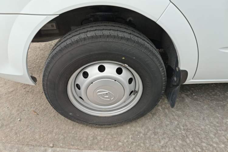 Used SAIC MAXUS Xintu V80 2023 2.0T Manual Classic Aoyuntong Short Wheelbase Mid-Roof 5/6-Seater Left Front Wheel Hub