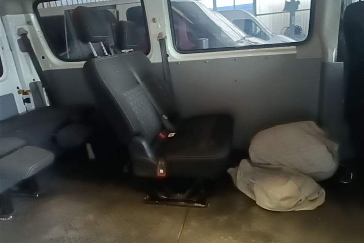 Used SAIC MAXUS Xintu V80 2023 2.0T Manual Classic Aoyuntong Short Wheelbase Ultra-Low Roof 7/8/9-Seater Left Rear Seat