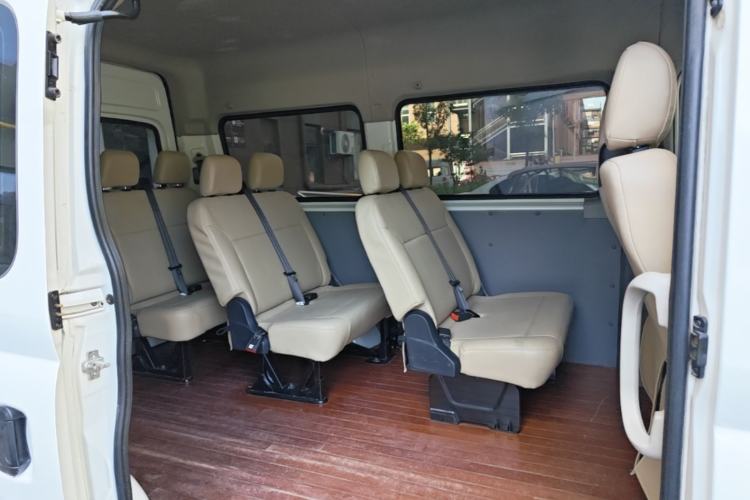 Used SAIC MAXUS Xintu V80 2023 2.0T AMT Classic Aoyuntong Short Wheelbase Mid-Roof 7/8/9-Seater Left Rear Seat