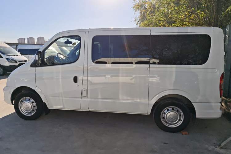 Used SAIC MAXUS Xintu V80 2023 2.0T Manual Classic Aoyuntong Short Wheelbase Ultra-Low Roof 5/6-Seater Left Side