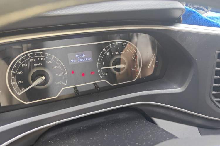 Used SAIC MAXUS Xintu V80 2023 2.0T Manual Classic Aoyuntong Power Version Long Wheelbase Mid-Roof Design 6/7/8/9-Seater Odometer Close Up