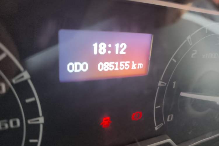 Used SAIC MAXUS Xintu V80 2023 2.0T PLUS Manual Van Short Wheelbase Mid-Roof Design 3-Seater Odometer Close Up