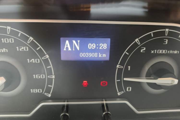 Used SAIC MAXUS Xintu V80 2023 2.0T AMT Classic City Distribution King Short Wheelbase Ultra-Low Roof 3-Seater Odometer Close Up