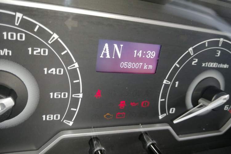 Used SAIC MAXUS Xintu V80 2023 2.0T AMT Classic Aoyuntong Power Version Short Wheelbase Mid-Roof Design 5/6 Seats Odometer Close Up