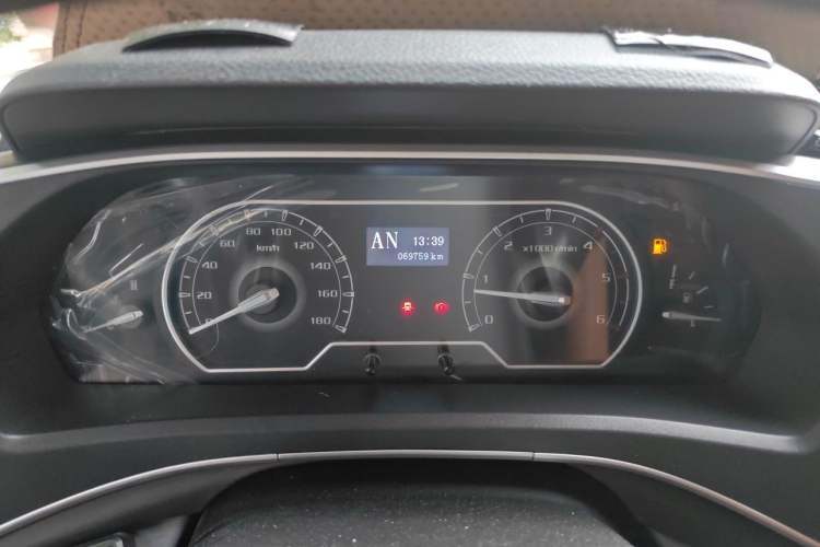 Used SAIC MAXUS Xintu V80 2023 2.0T AMT Classic Aoyuntong Long Wheelbase Mid-Height 6/7/8/9-Seater Odometer Close Up