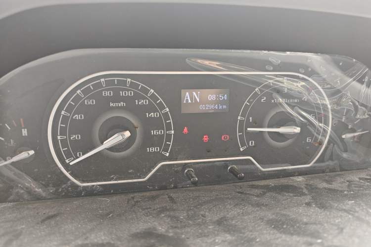 Used SAIC MAXUS Xintu V80 2023 2.0T AMT Classic Aoyuntong Short Wheelbase Mid-Roof 5/6-Seater Odometer Close Up