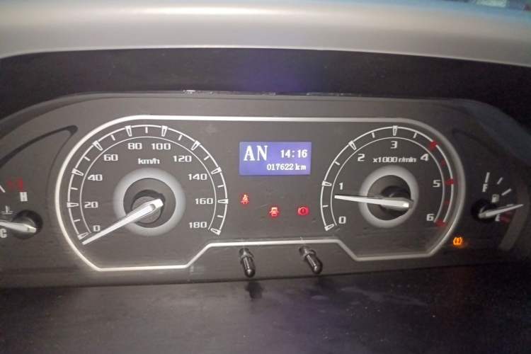 Used SAIC MAXUS Xintu V80 2023 2.0T AMT Classic Aoyuntong Short Wheelbase Mid-Roof 5/6-Seater Odometer Close Up