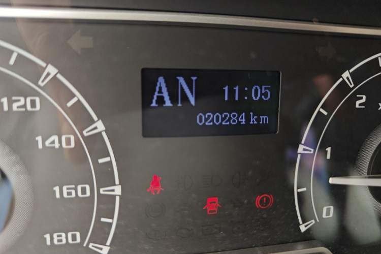 Used SAIC MAXUS Xintu V80 2023 2.0T PLUS AMT City Edition Short Wheelbase Ultra-Low Roof 5/6-Seater Odometer Close Up
