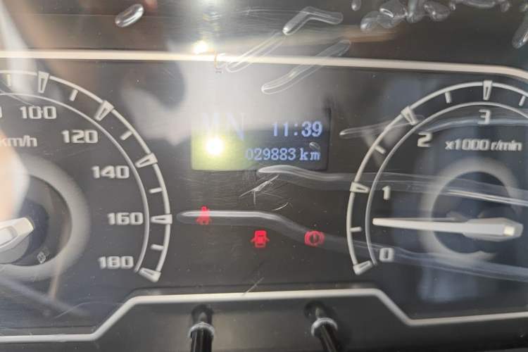 Used SAIC MAXUS Xintu V80 2023 2.0T AMT Classic Aoyuntong Power Version Short Wheelbase Ultra-Low Roof 5/6-Seater Odometer Close Up