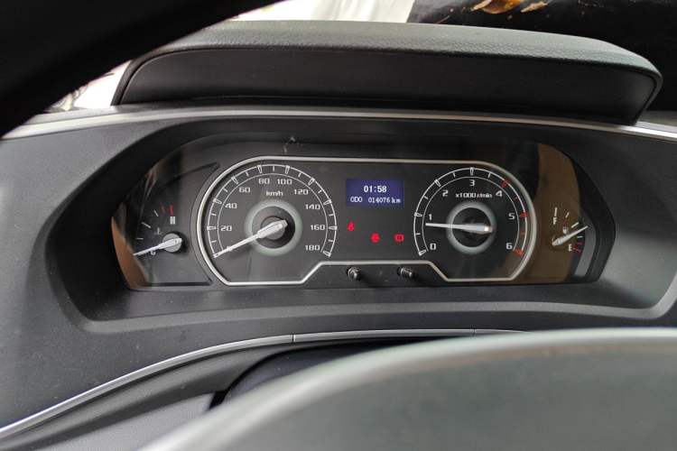Used SAIC MAXUS Xintu V80 2023 2.0T Manual Classic Aoyuntong Short Wheelbase Mid-Roof 5/6-Seater Odometer Close Up
