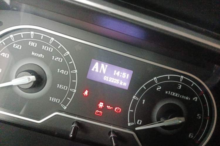 Used SAIC MAXUS Xintu V80 2023 2.0T AMT Classic Aoyuntong Short Wheelbase Mid-Roof 5/6-Seater Odometer Close Up