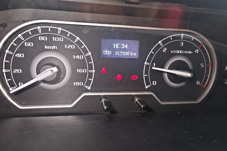Used SAIC MAXUS Xintu V80 2023 2.0T Manual Classic Aoyuntong Short Wheelbase Mid-Roof 5/6-Seater Odometer Close Up