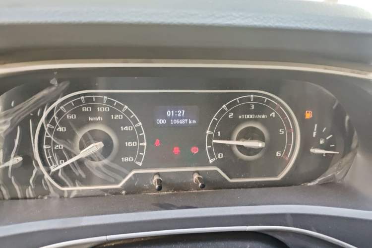 Used SAIC MAXUS Xintu V80 2023 2.0T Manual Classic City Delivery King Short Wheelbase Mid-Roof 3-Seater Odometer Close Up