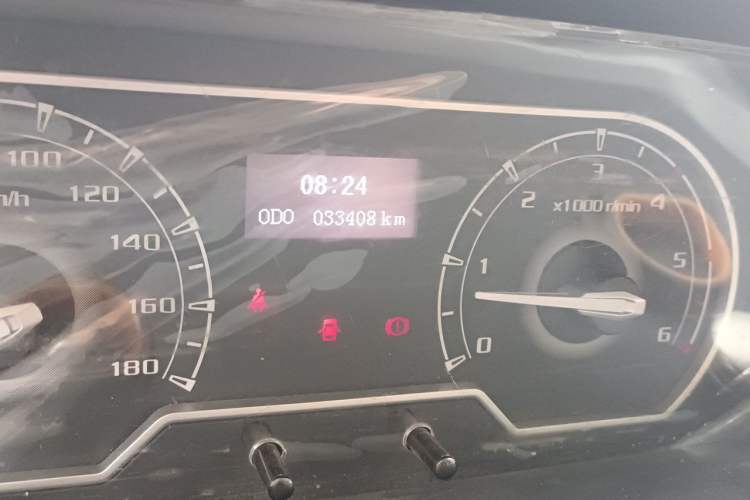 Used SAIC MAXUS Xintu V80 2023 2.0T Manual Classic Aoyuntong Short Wheelbase Mid-Roof 5/6-Seater Odometer Close Up