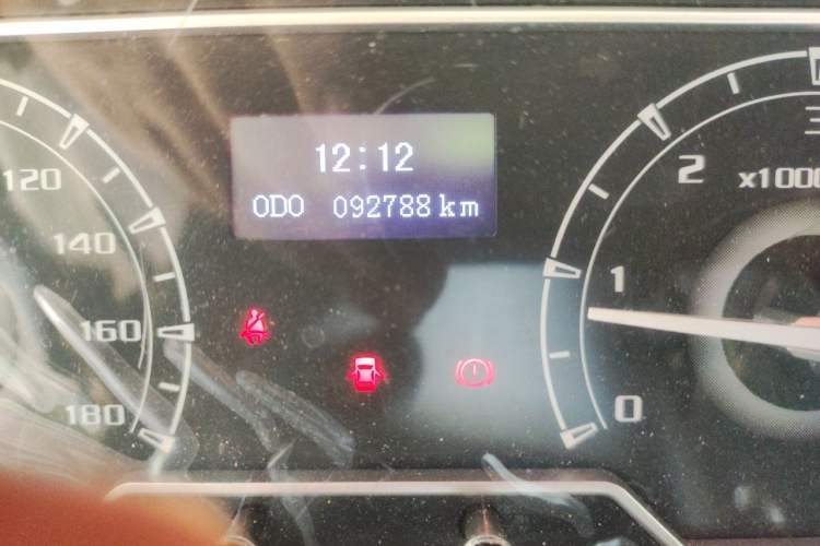 Used SAIC MAXUS Xintu V80 2023 2.0T Manual Classic Aoyuntong Short Wheelbase Mid-Roof 5/6-Seater Odometer Close Up