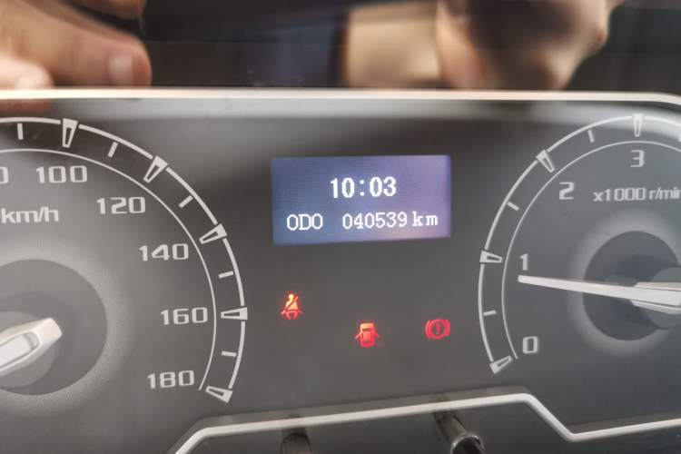 Used SAIC MAXUS Xintu V80 2023 2.0T Manual Classic Aoyuntong Short Wheelbase Ultra-Low Roof 5/6-Seater Odometer Close Up