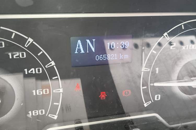 Used SAIC MAXUS Xintu V80 2023 2.0T AMT Classic City Distribution King Short Wheelbase Mid-Roof 3-Seater Odometer Close Up